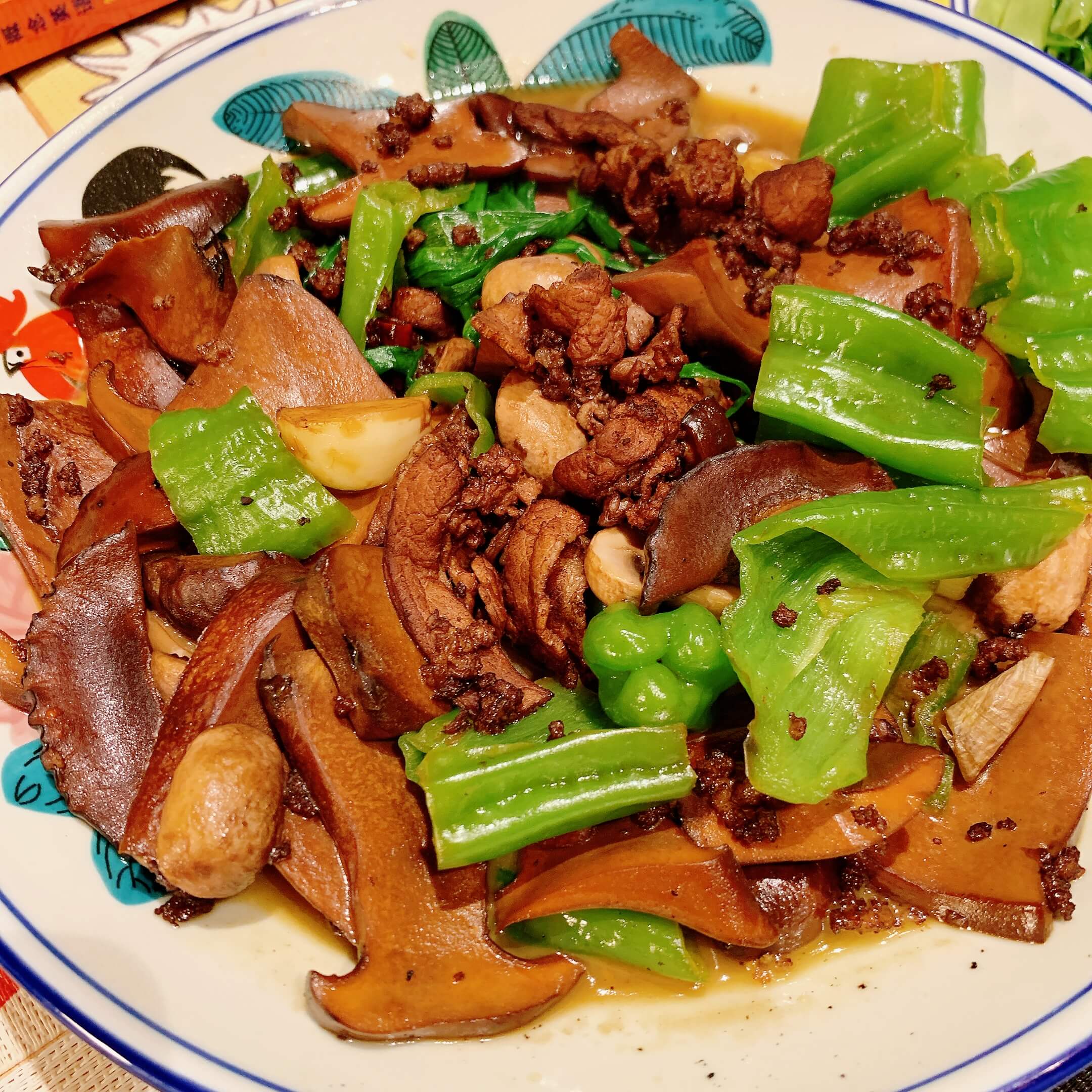 Stir-fried Black Boletus with Green Pepper and Sliced Pork