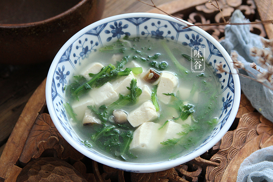 Chrysanthemum Greens and Tofu Soup
