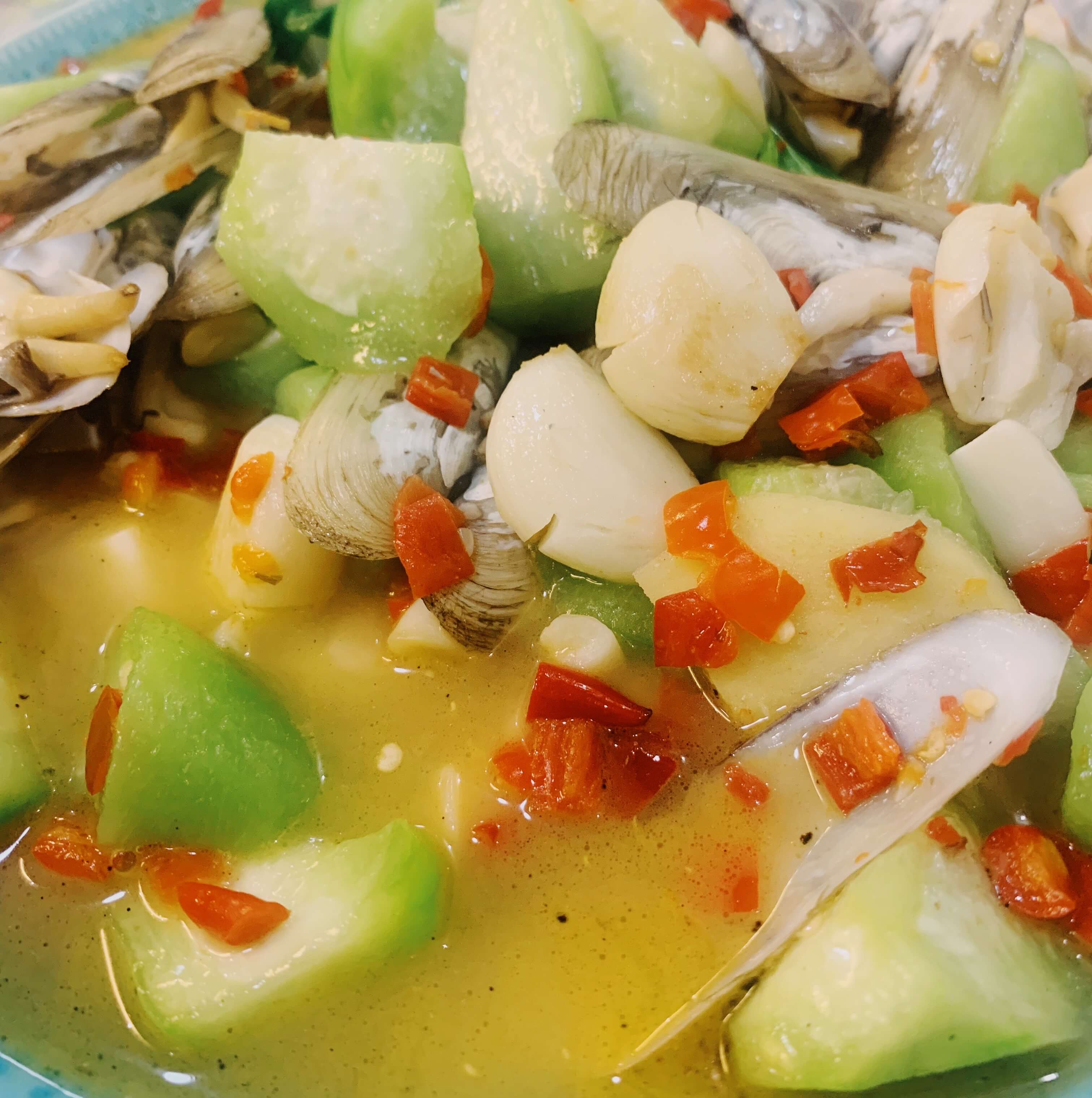 Stir-fried Razor Clams with Luffa