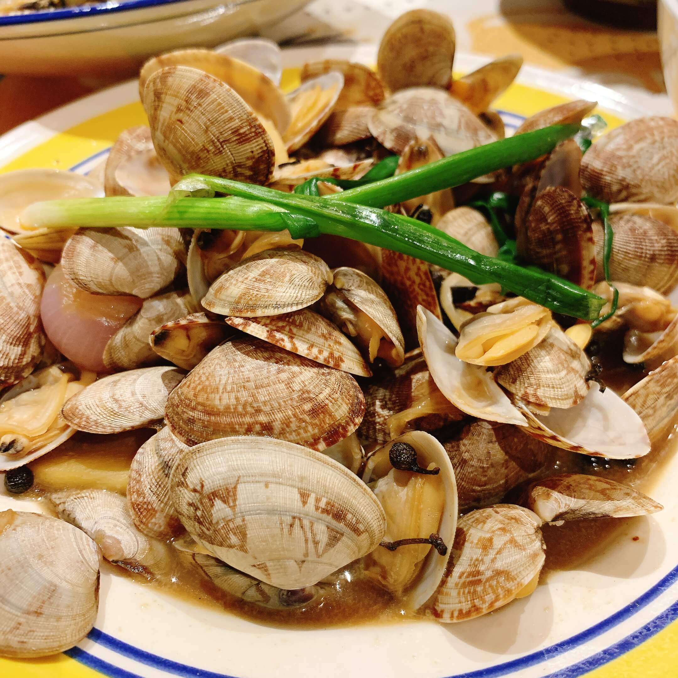 Stir-Fried Clams with Litsea Cubeba